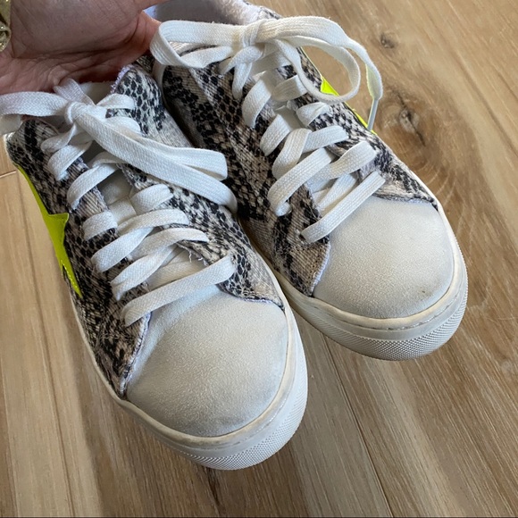Steve Madden snake animal print sneakers, yellow star - Picture 3 of 6